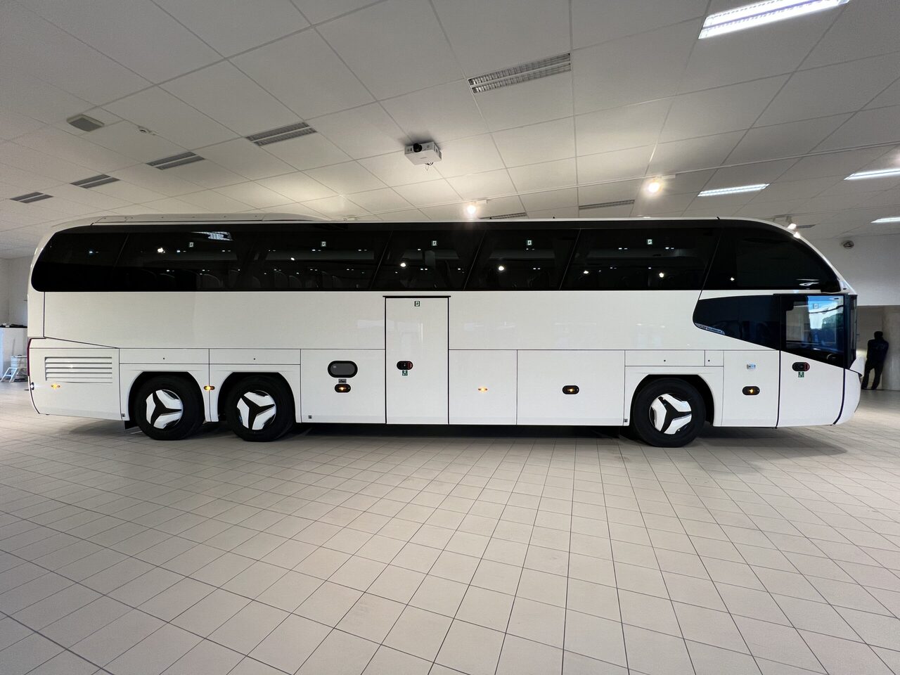 Turistbuss Neoplan Cityliner P15 Euro 6E V.I.P Exclusive Class (svart / brons färgad skinnklädsel): bilde 7