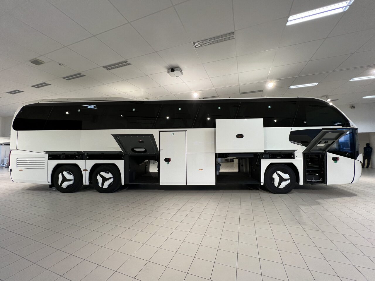 Turistbuss Neoplan Cityliner P15 Euro 6E V.I.P Exclusive Class (svart / brons färgad skinnklädsel): bilde 17