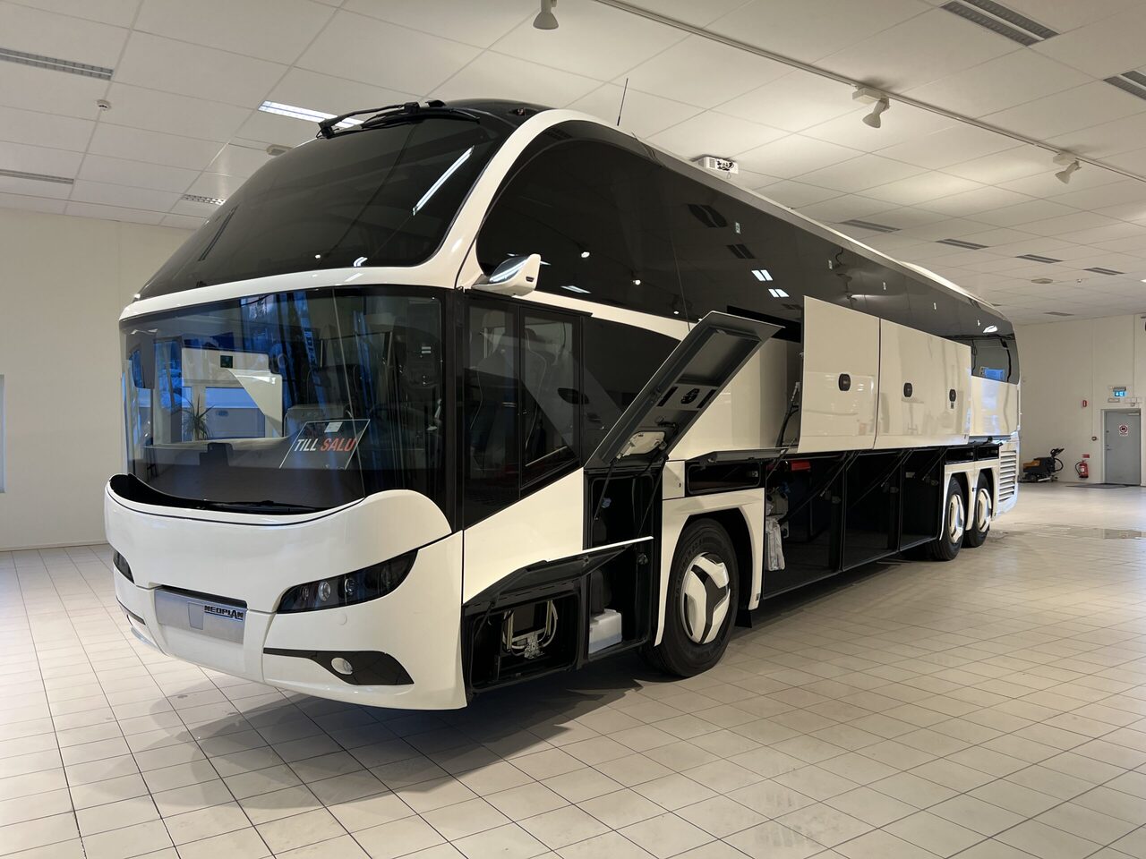 Turistbuss Neoplan Cityliner P15 Euro 6E V.I.P Exclusive Class (svart / brons färgad skinnklädsel): bilde 12