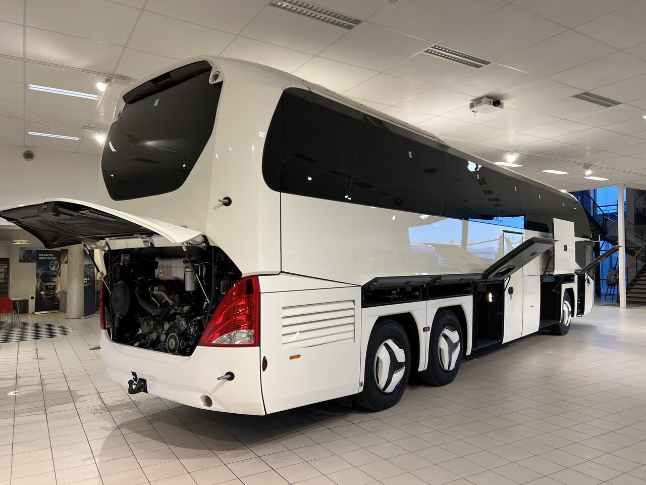 Turistbuss Neoplan Cityliner P15 Euro 6E V.I.P Exclusive Class (svart / brons färgad skinnklädsel): bilde 16