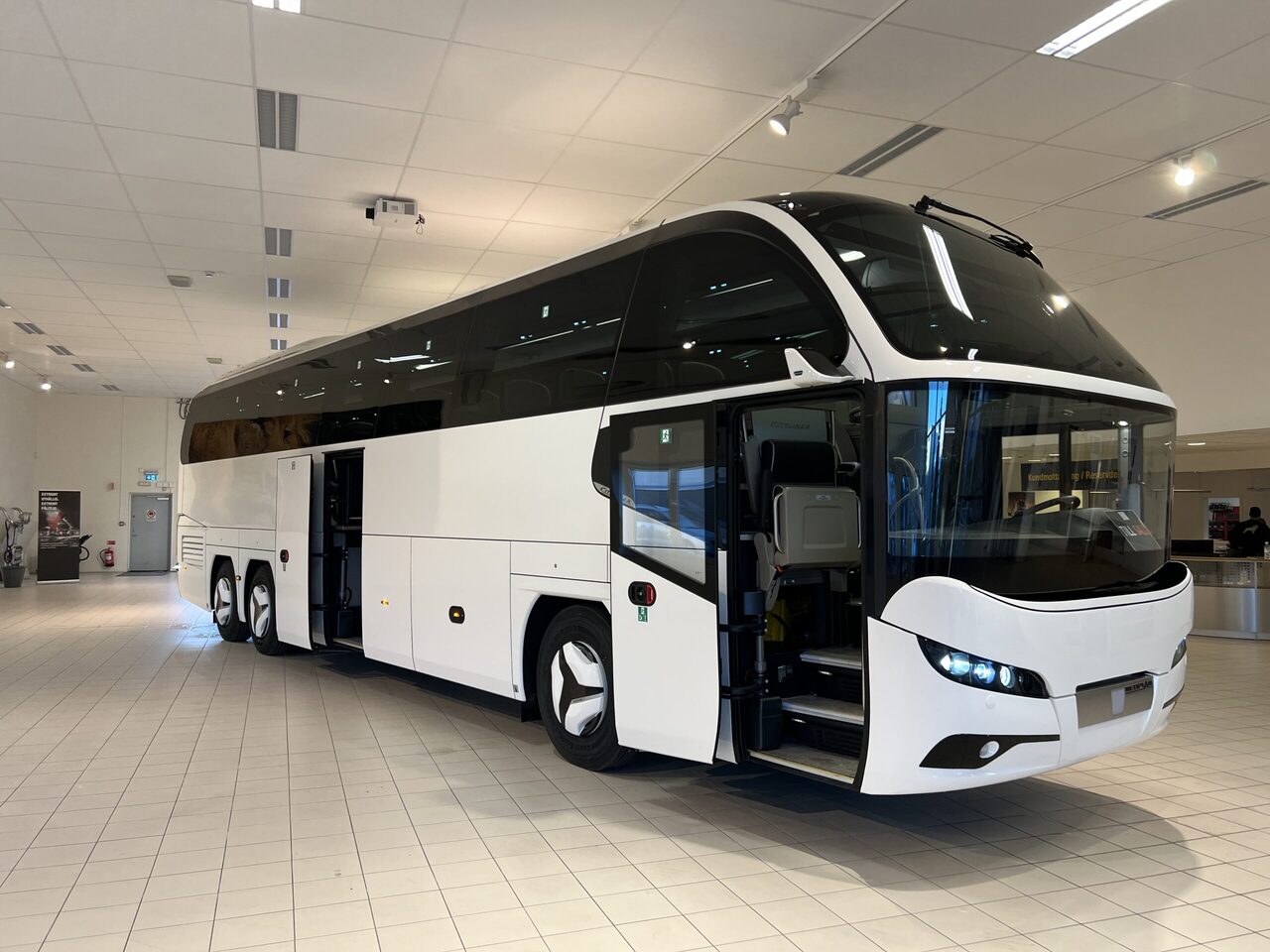 Turistbuss Neoplan Cityliner P15 Euro 6E V.I.P Exclusive Class (svart / brons färgad skinnklädsel): bilde 10