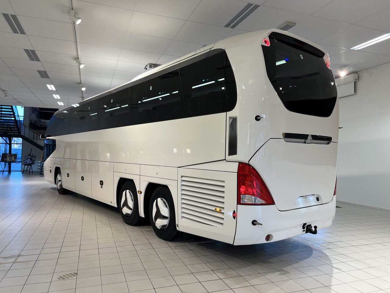 Turistbuss Neoplan Cityliner P15 Euro 6E V.I.P Exclusive Class (svart / brons färgad skinnklädsel): bilde 4