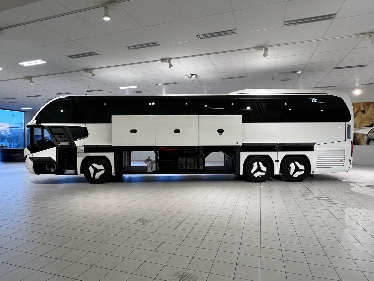 Turistbuss Neoplan Cityliner P15 Euro 6E V.I.P Exclusive Class (svart / brons färgad skinnklädsel): bilde 13