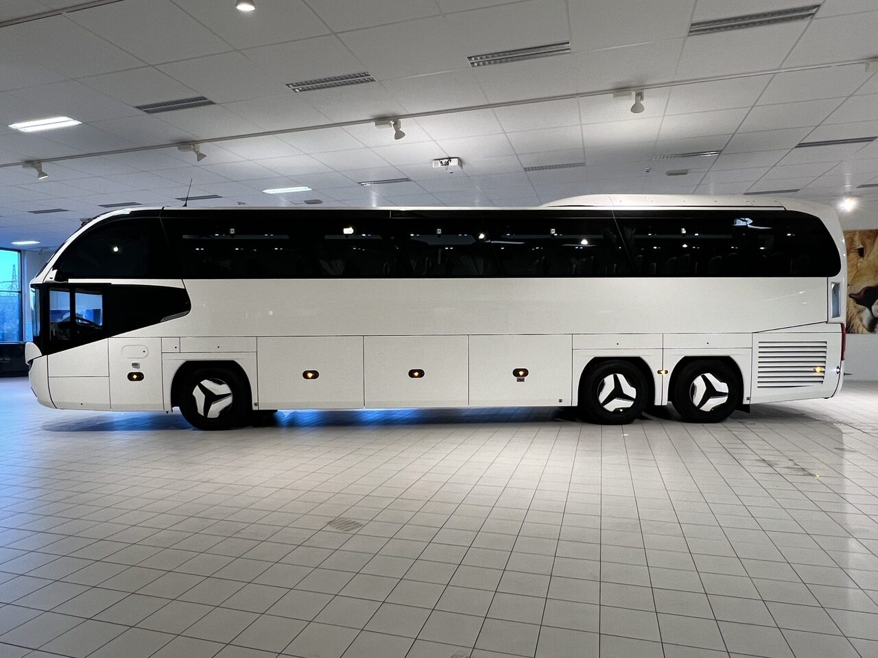 Turistbuss Neoplan Cityliner P15 Euro 6E V.I.P Exclusive Class (svart / brons färgad skinnklädsel): bilde 3