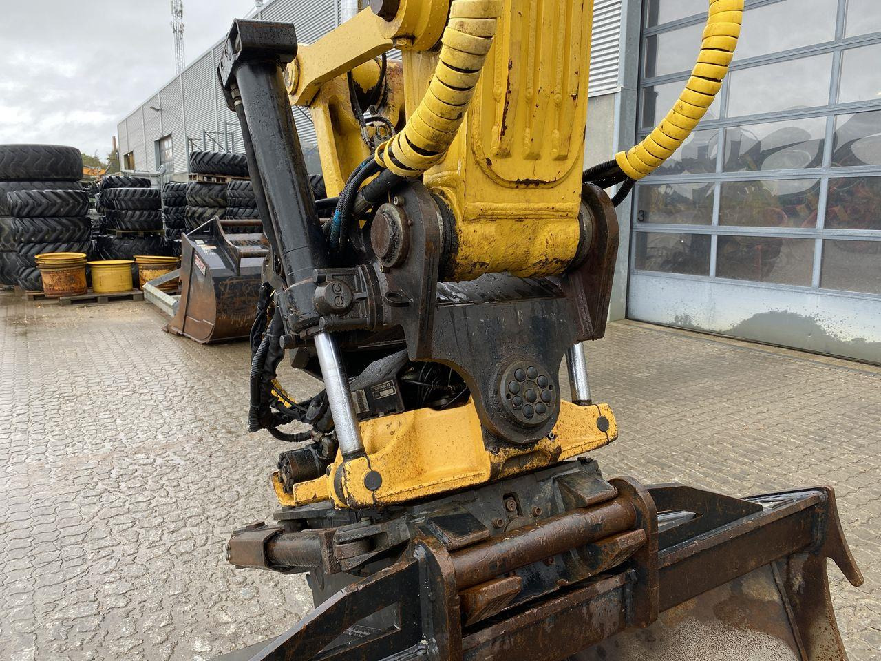 Beltegraver Komatsu HB215LC-3