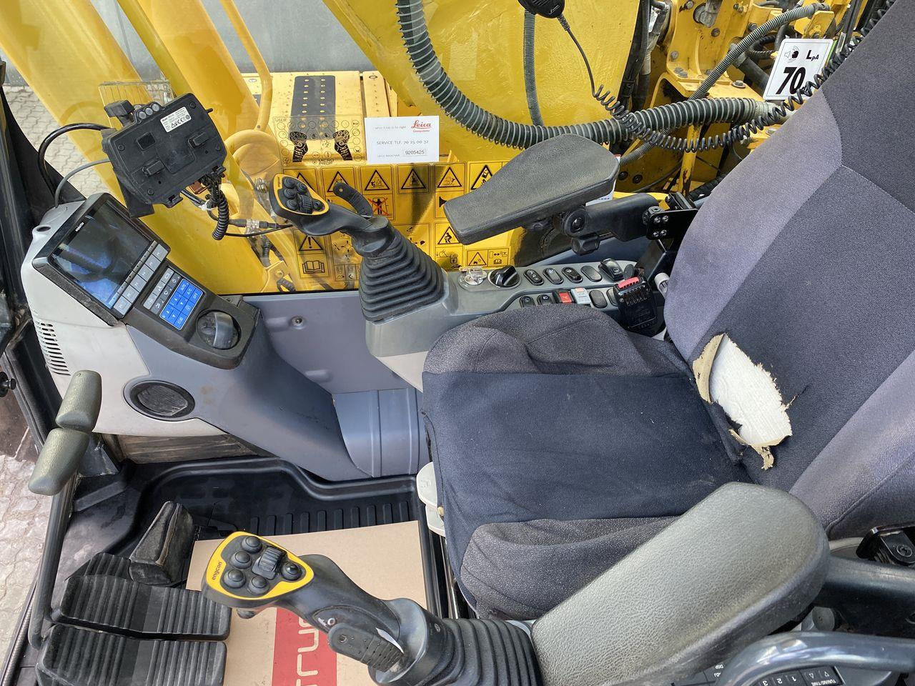 Beltegraver Komatsu PC240LC-11