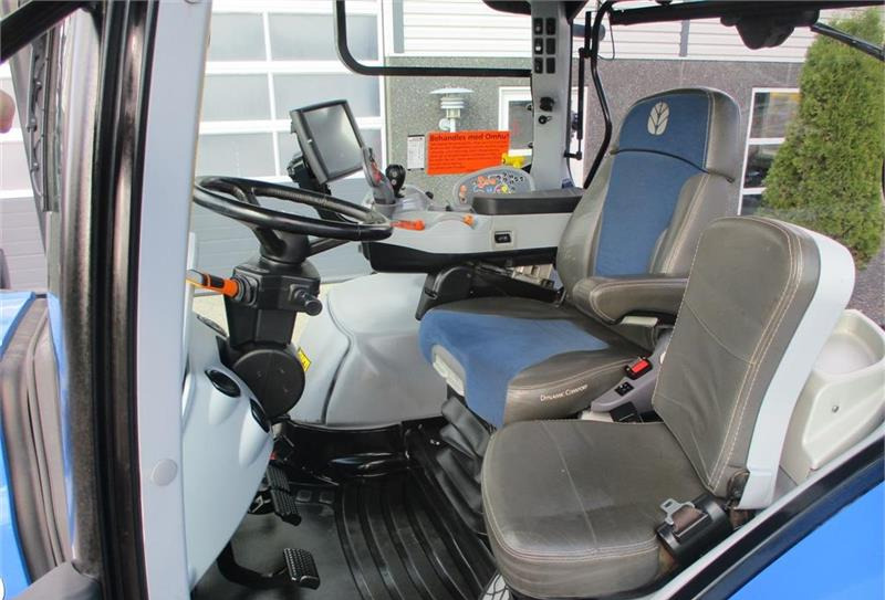 Traktor New Holland T7.175 AutoCommand med Frontlift & FrontPTO