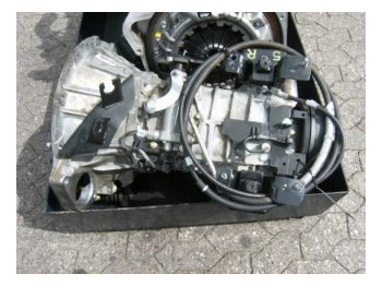Isuzu NPR MYY5 - Transmisjon