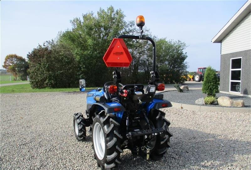 Kommunale traktor Solis 26 6+2 Gearmaskine. Standardhjul og servostyrring