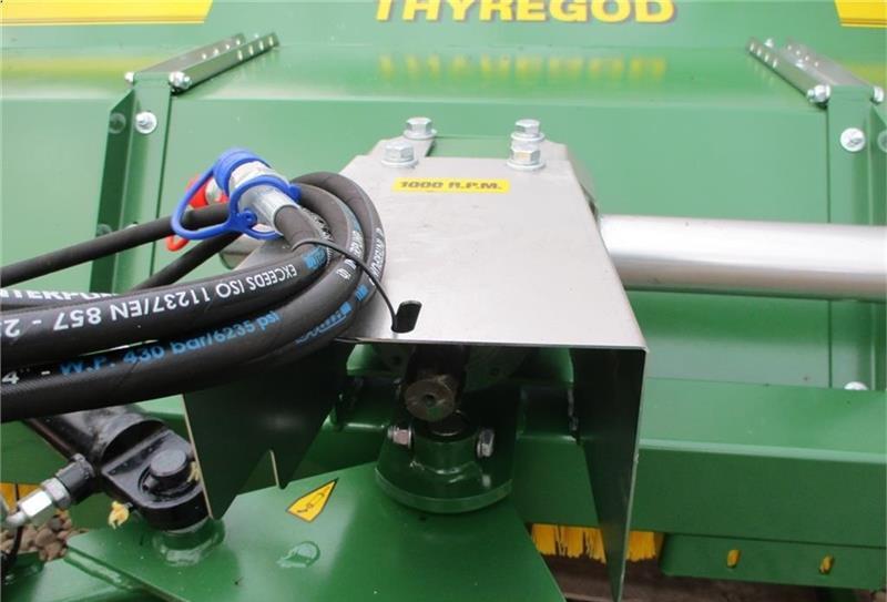 Kostemaskin Thyregod TK 2300 NY kost med hydraulisk sving og PTO-træ