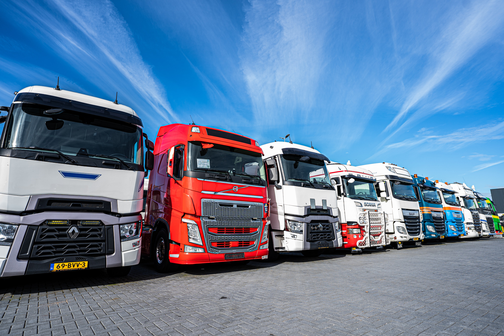 LVS Used TRUCKS - Trekkvogner VOLVO - År: 2011, Euro 5 undefined: bilde 1