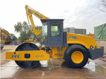 Kompaktor XCMG XS143