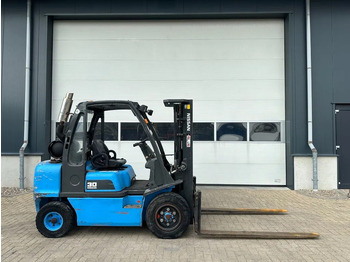 Gasstruck Nissan UGD02A30P0 3 ton Triplex Freelift LPG Heftruck: bilde 3