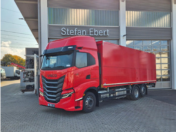 Distribusjon av drikkevarer lastebil IVECO