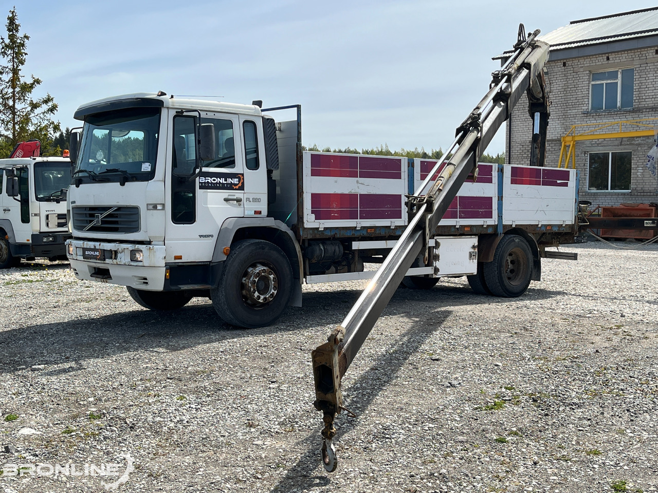 2000 Volvo FL220 4x2 + Hiab 102-4 - Planbil, Kranbil: bilde 1 2000 Volvo FL220 4x2 + Hiab 102-4 - Planbil, Kranbil: bilde 1