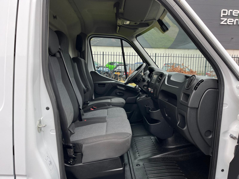 Interior photo 1: Kassebil Renault Master 130.35 L2 H2 2.3 Dci, 130 pk, Euro 6, Nav, Airco,