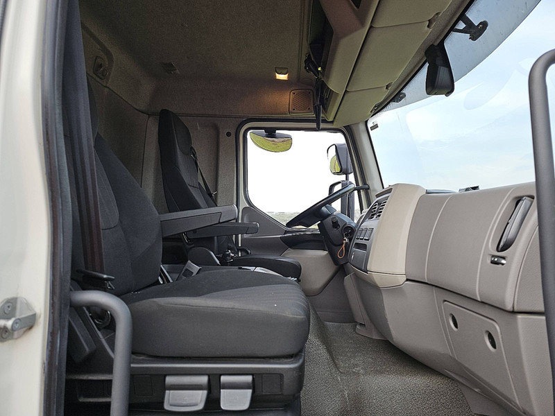 Interior photo 1: Kapellbil DAF LF 290 16T AIRCO TAILLIFT