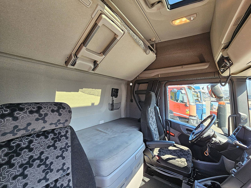 Interior photo 2: Kapellbil Scania S450 6x2*4 FORKLIFT CONN.