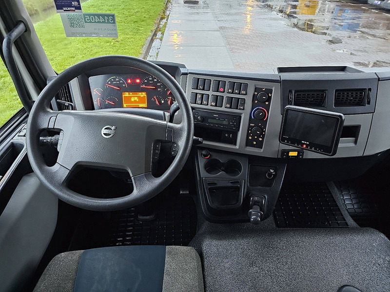 Interior photo 2: Skapbil Volvo FL 210.16 94TKM! LIFT ISO-BOX