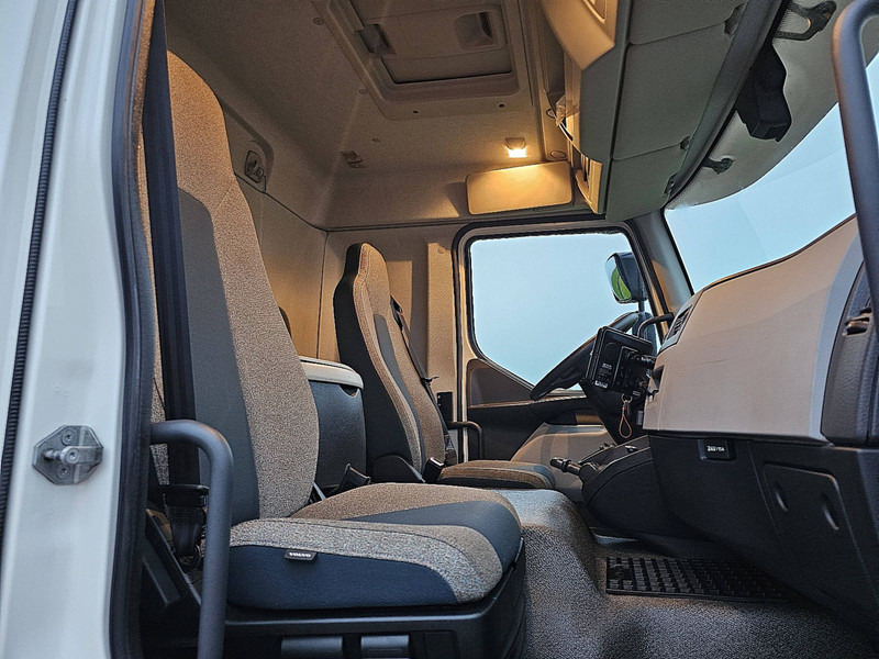 Interior photo 1: Skapbil Volvo FL 210.16 94TKM! LIFT ISO-BOX