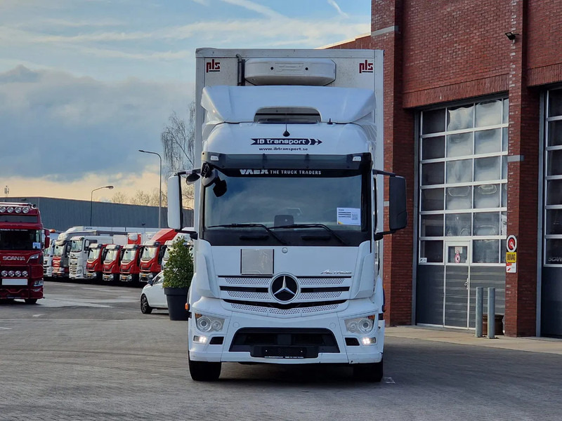 Mercedes-Benz Actros 2646 6x2 - Isolated box with sidedoors - Zepro Loadlift - Full air - Lastebil med kjøl: bilde 2 Mercedes-Benz Actros 2646 6x2 - Isolated box with sidedoors - Zepro Loadlift - Full air - Lastebil med kjøl: bilde 2