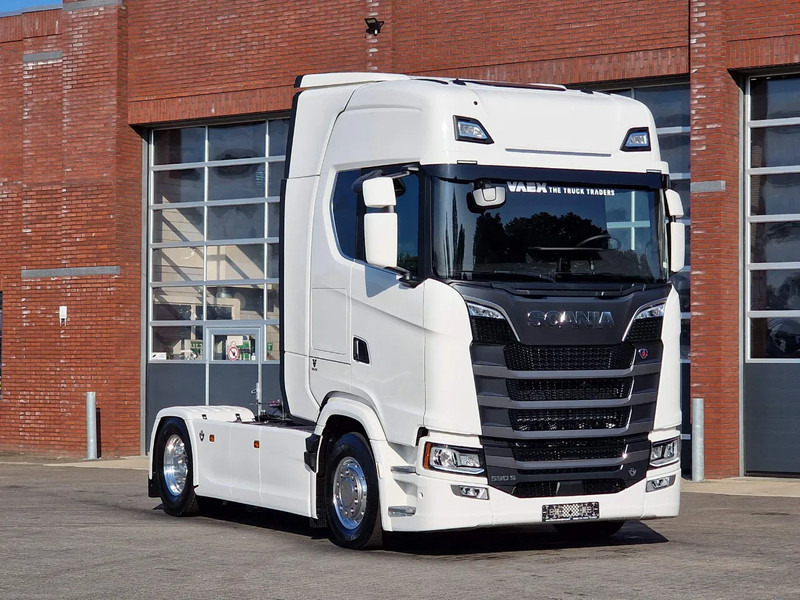 Scania 590S V8 NGS Highline 4x2 - New - Facelift - Full spec - Retarder - Leather - Full air - Trekkvogn: bilde 1 Scania 590S V8 NGS Highline 4x2 - New - Facelift - Full spec - Retarder - Leather - Full air - Trekkvogn: bilde 1