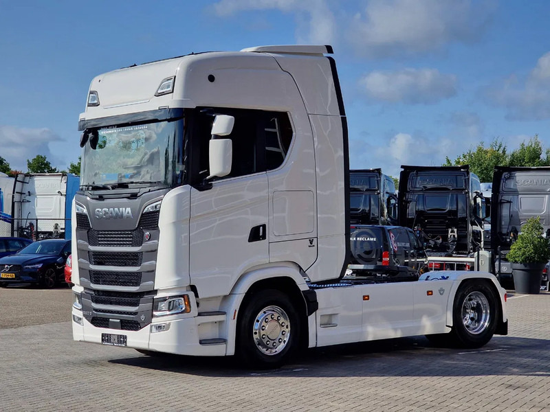 Scania 590S V8 NGS Highline 4x2 - New - Facelift - Full spec - Retarder - Leather - Full air - Trekkvogn: bilde 3 Scania 590S V8 NGS Highline 4x2 - New - Facelift - Full spec - Retarder - Leather - Full air - Trekkvogn: bilde 3