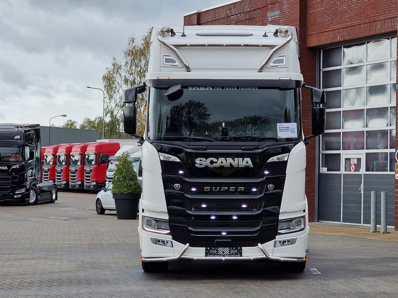 Scania R560 Highline 4x2 - Like new - Full spec - Facelift - Retarder - Night clima - Full air - Alloy wheels - Trekkvogn: bilde 2 Scania R560 Highline 4x2 - Like new - Full spec - Facelift - Retarder - Night clima - Full air - Alloy wheels - Trekkvogn: bilde 2