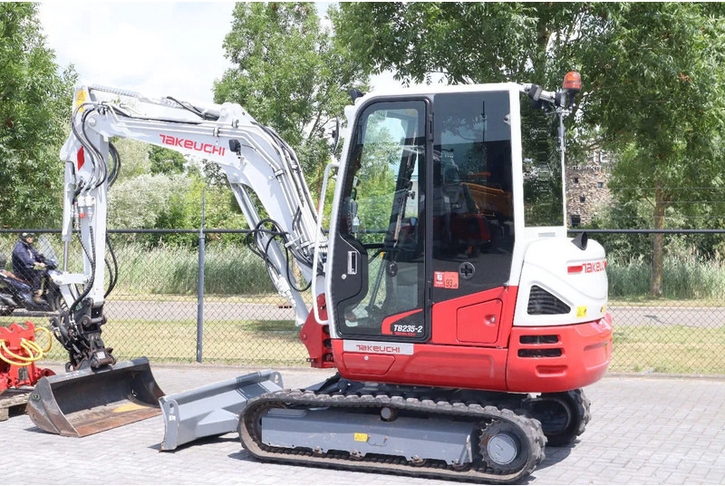 Takeuchi TB235-2 | TREE CUTTER | GRAB | TILT + 5 ATTACHMENTS - Minigraver: bilde 4 Takeuchi TB235-2 | TREE CUTTER | GRAB | TILT + 5 ATTACHMENTS - Minigraver: bilde 4