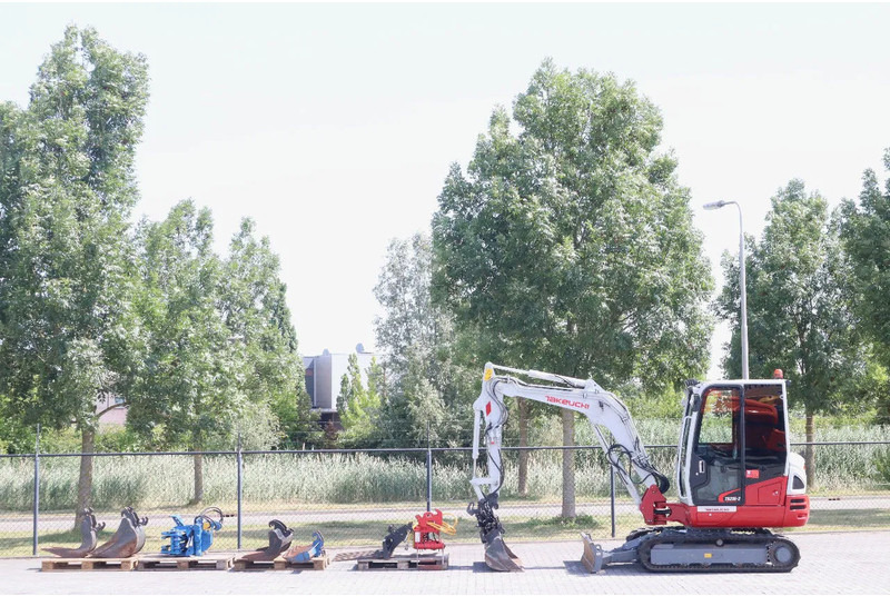 Takeuchi TB235-2 | TREE CUTTER | GRAB | TILT + 5 ATTACHMENTS - Minigraver: bilde 1 Takeuchi TB235-2 | TREE CUTTER | GRAB | TILT + 5 ATTACHMENTS - Minigraver: bilde 1