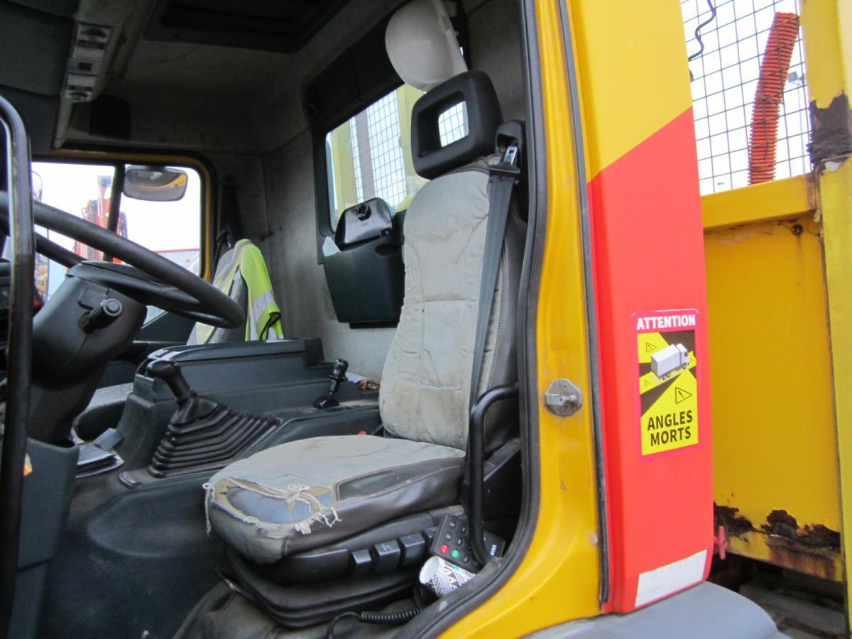 Interior photo 1: Transporter lastebil for transport av tunge maskiner Renault Premium