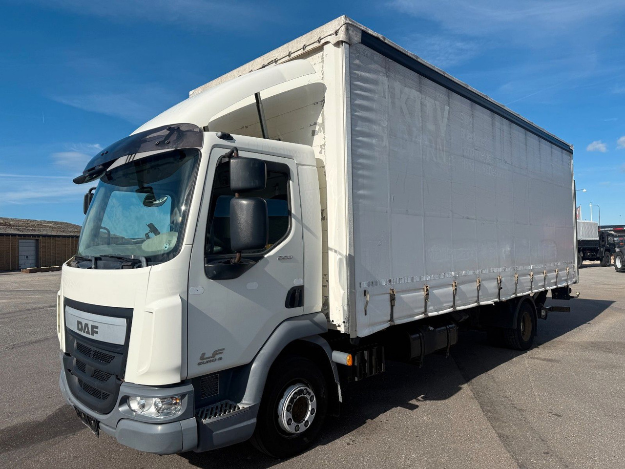DAF LF 45 /220 4x2 Curtainsider and Taillift Euro 6 - Kapellbil: bilde 1 DAF LF 45 /220 4x2 Curtainsider and Taillift Euro 6 - Kapellbil: bilde 1
