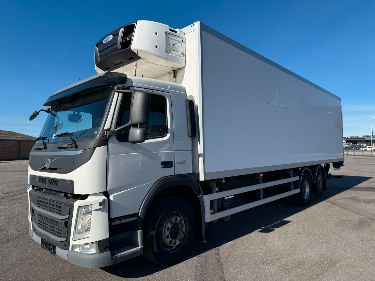 Volvo FM330 6x2*4 Carrier Supra 1250 Mt / 9.3 m Koffer - Lastebil med kjøl: bilde 1 Volvo FM330 6x2*4 Carrier Supra 1250 Mt / 9.3 m Koffer - Lastebil med kjøl: bilde 1