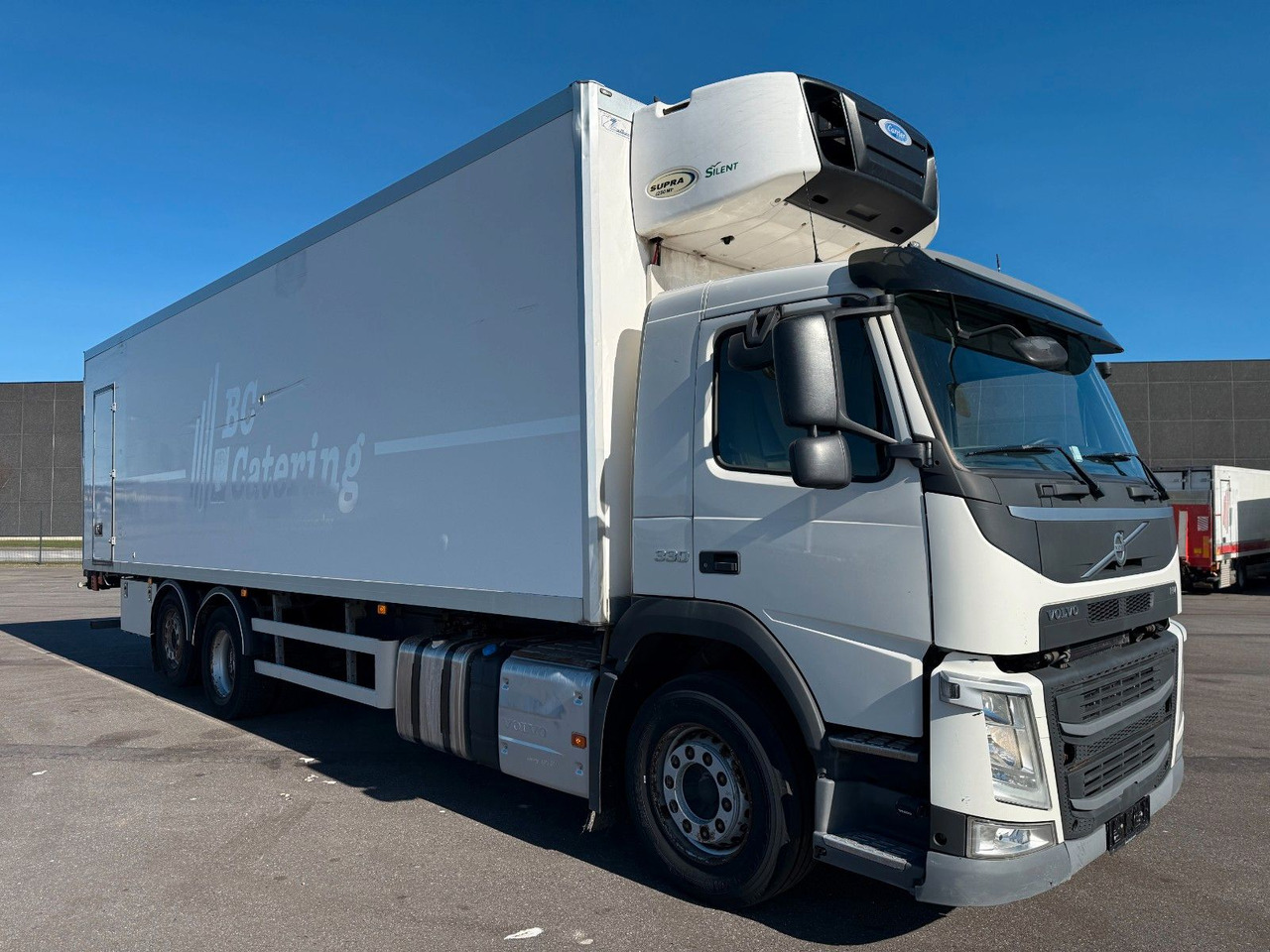 Volvo FM330 6x2*4 Carrier Supra 1250 Mt / 9.3 m Koffer - Lastebil med kjøl: bilde 2 Volvo FM330 6x2*4 Carrier Supra 1250 Mt / 9.3 m Koffer - Lastebil med kjøl: bilde 2