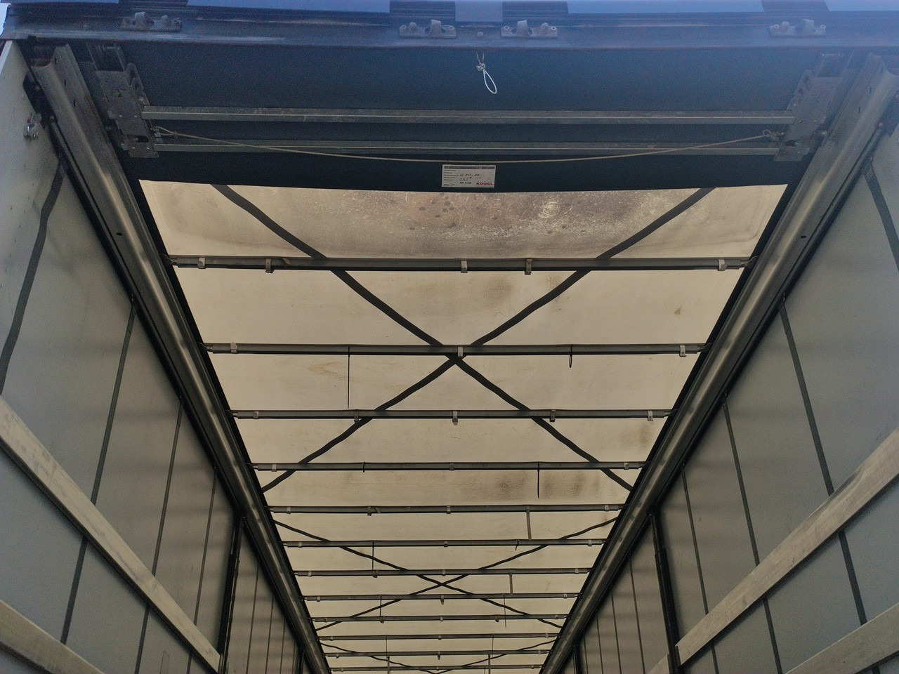 Gardintrailer Kogel Coil mulda 3 Osie SAF Dach i Boki Zsuwane: bilde 28 Gardintrailer Kogel Coil mulda 3 Osie SAF Dach i Boki Zsuwane: bilde 28