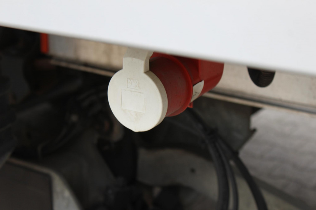 Renault D 12 Carrier Supra 550 Strom Tür LBW FRC 2027 - Lastebil med kjøl: bilde 4 Renault D 12 Carrier Supra 550 Strom Tür LBW FRC 2027 - Lastebil med kjøl: bilde 4