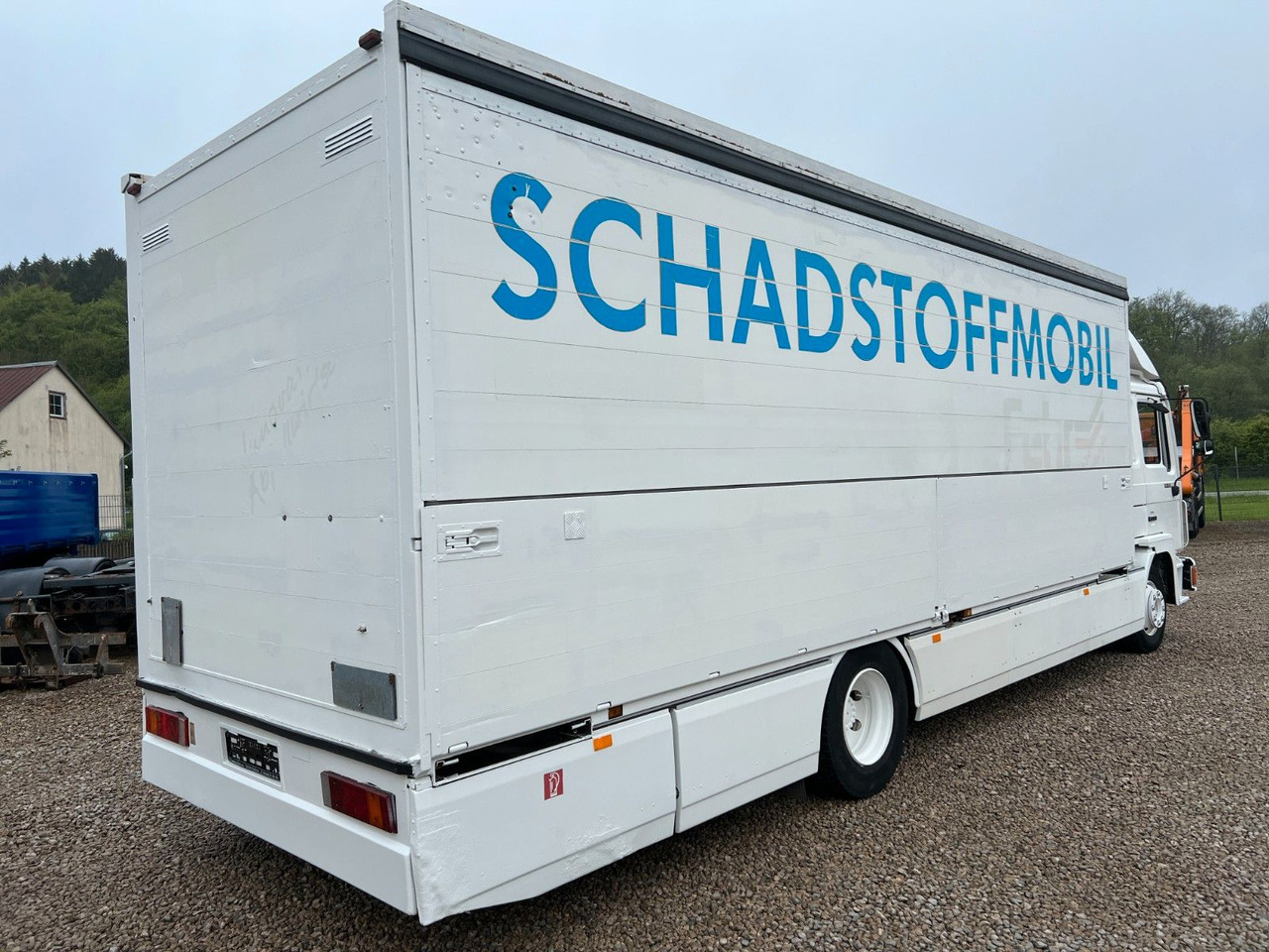 MAN 14.272 Schwenkwand / Schadstoffmobil MAN 14.272 Schwenkwand / Schadstoffmobil - Distribusjon av drikkevarer lastebil: bilde 2 MAN 14.272 Schwenkwand / Schadstoffmobil MAN 14.272 Schwenkwand / Schadstoffmobil - Distribusjon av drikkevarer lastebil: bilde 2