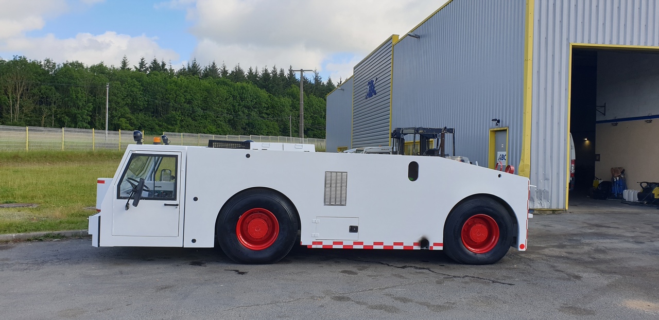 SOVAM K250 - Pushbacktraktor: bilde 1 SOVAM K250 - Pushbacktraktor: bilde 1