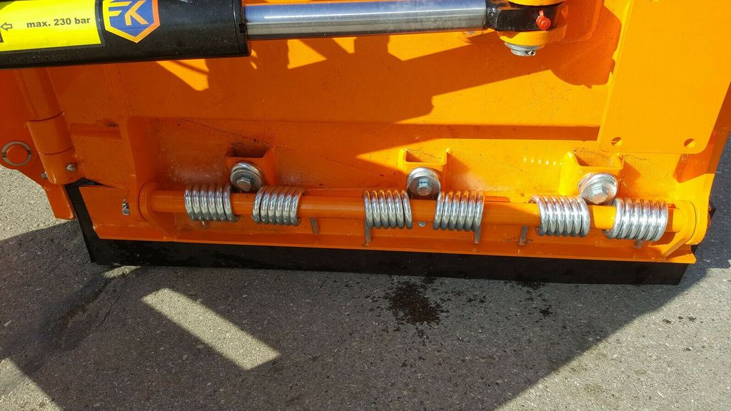 Kramer V Schneeschild breit 1,80 m 5035, 350 5040 - Snøplog for Utility-/ Spesiell maskin: bilde 5 Kramer V Schneeschild breit 1,80 m 5035, 350 5040 - Snøplog for Utility-/ Spesiell maskin: bilde 5