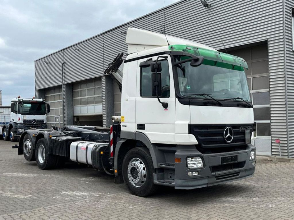 Mercedes-Benz Actros 2541 L6x2 Abrollkipper mit Kran Funk+Grei - Krokbil, Kranbil: bilde 2 Mercedes-Benz Actros 2541 L6x2 Abrollkipper mit Kran Funk+Grei - Krokbil, Kranbil: bilde 2