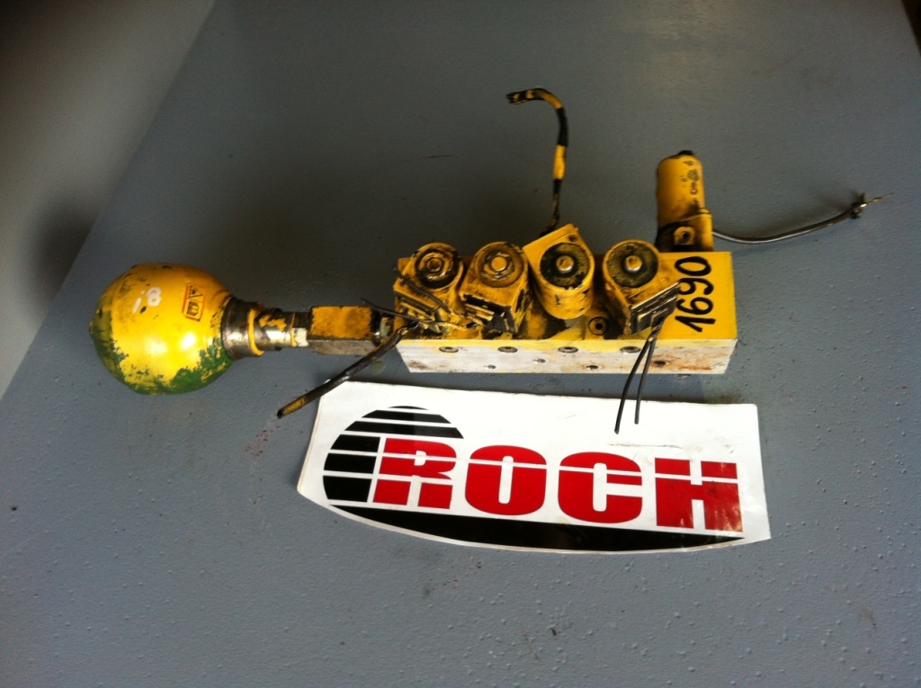 KOMATSU BLOK STEROWNICZY + HYDROAKUMULATOR 95671621 7-1 05 + CEWKI 31635 28VDC - Hydraulisk ventil for Hjulgraver: bilde 1 KOMATSU BLOK STEROWNICZY + HYDROAKUMULATOR 95671621 7-1 05 + CEWKI 31635 28VDC - Hydraulisk ventil for Hjulgraver: bilde 1