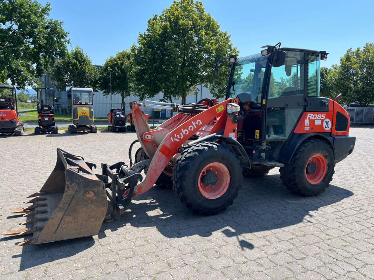 Kubota R 085, Bj 19, 1950 BH, SWE, Schaufel, Gabel - Hjullaster: bilde 1 Kubota R 085, Bj 19, 1950 BH, SWE, Schaufel, Gabel - Hjullaster: bilde 1