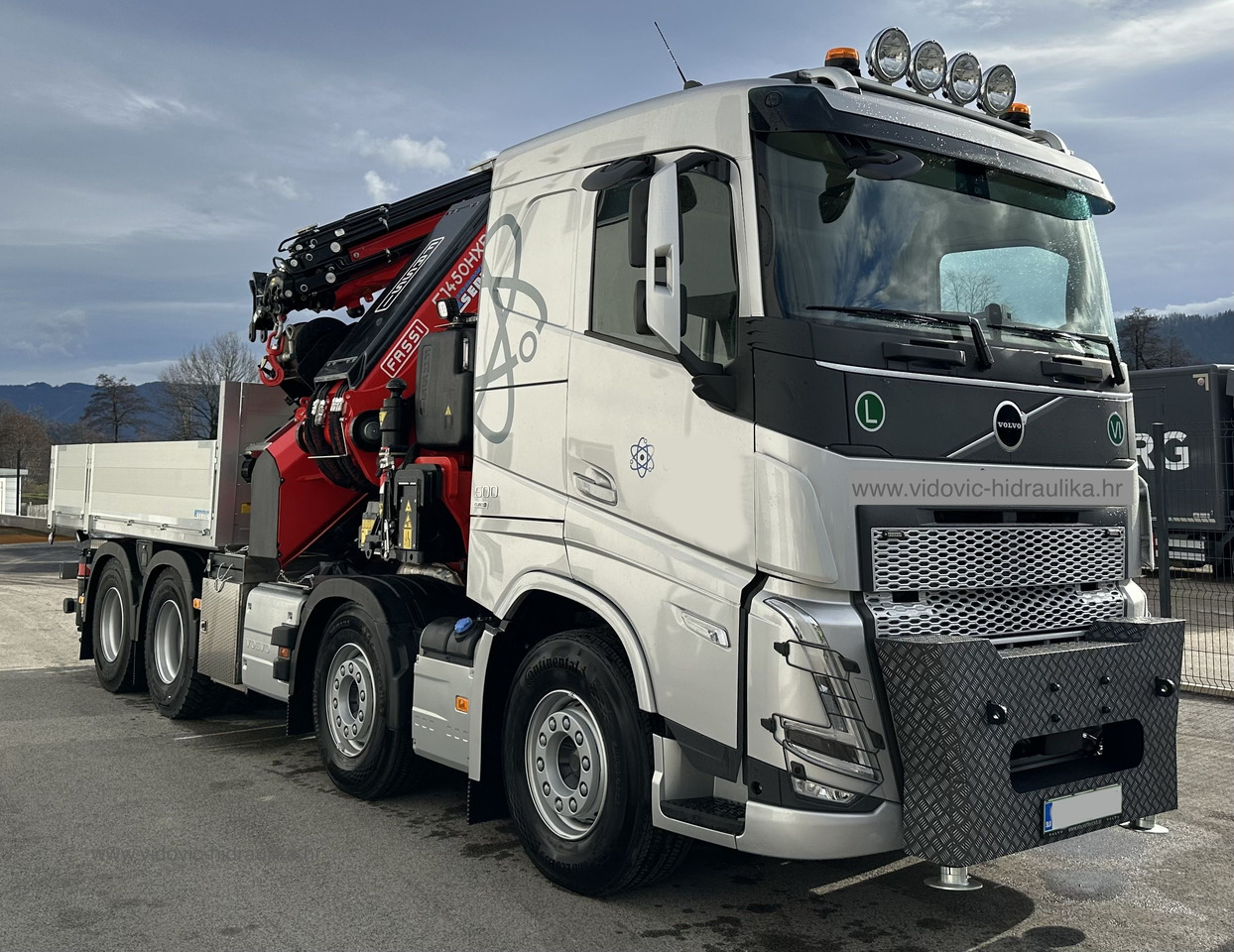 VOLVO Hiab Palfinger Fassi F1450 - Kranbil: bilde 1 VOLVO Hiab Palfinger Fassi F1450 - Kranbil: bilde 1