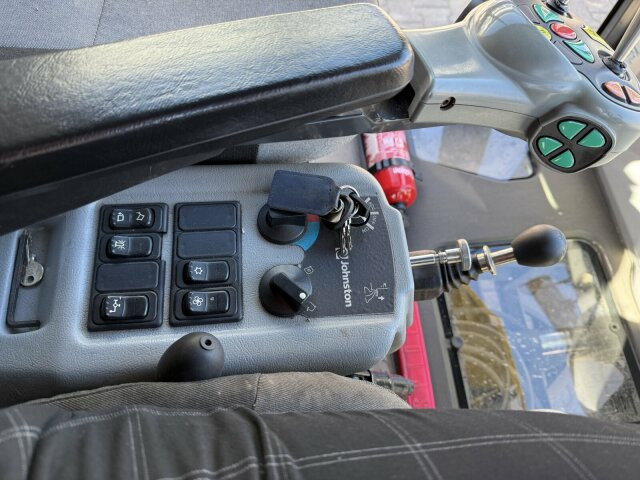 Johnston C202 Kleinkehrmaschine 2 M³ - 6.000 h - Feiebil: bilde 5 Johnston C202 Kleinkehrmaschine 2 M³ - 6.000 h - Feiebil: bilde 5