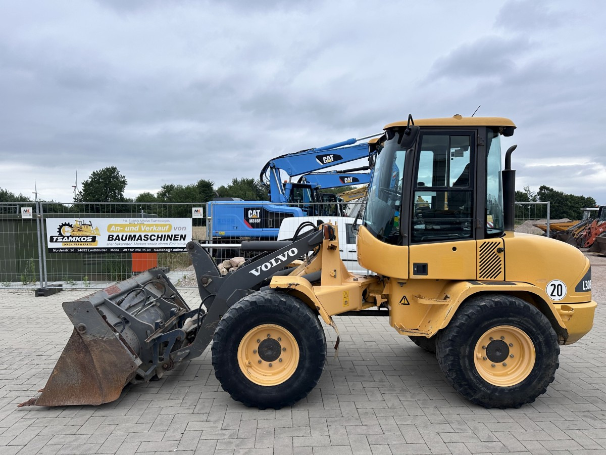 VOLVO L 30 B PRO 3er Kreis Klappschaufel+Palettengabel - Hjullaster: bilde 1 VOLVO L 30 B PRO 3er Kreis Klappschaufel+Palettengabel - Hjullaster: bilde 1