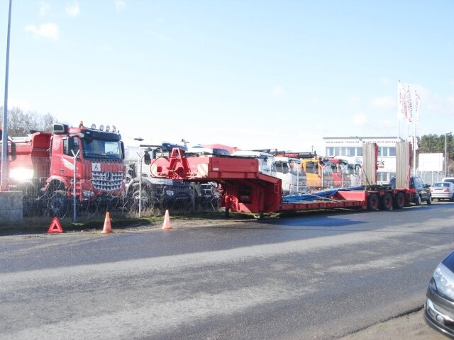 Goldhofer STZ -TL3-32/80 Goldhofer STZ-TL3-32/80 Nutzlast: 35 to., 5,85 m Tiefbett - Lavloader semitrailer: bilde 2 Goldhofer STZ -TL3-32/80 Goldhofer STZ-TL3-32/80 Nutzlast: 35 to., 5,85 m Tiefbett - Lavloader semitrailer: bilde 2