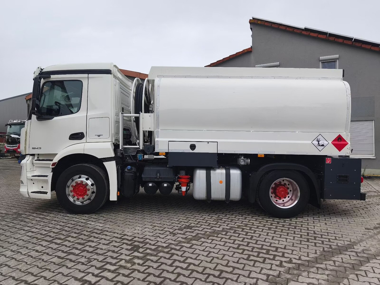 Mercedes-Benz Antos 1843 L 4x2 Antos 1843 L 4x2, Retarder, Navi, Lindner & Fischer, 2 Kammern, ca. 14300l - Tankbil: bilde 2 Mercedes-Benz Antos 1843 L 4x2 Antos 1843 L 4x2, Retarder, Navi, Lindner & Fischer, 2 Kammern, ca. 14300l - Tankbil: bilde 2