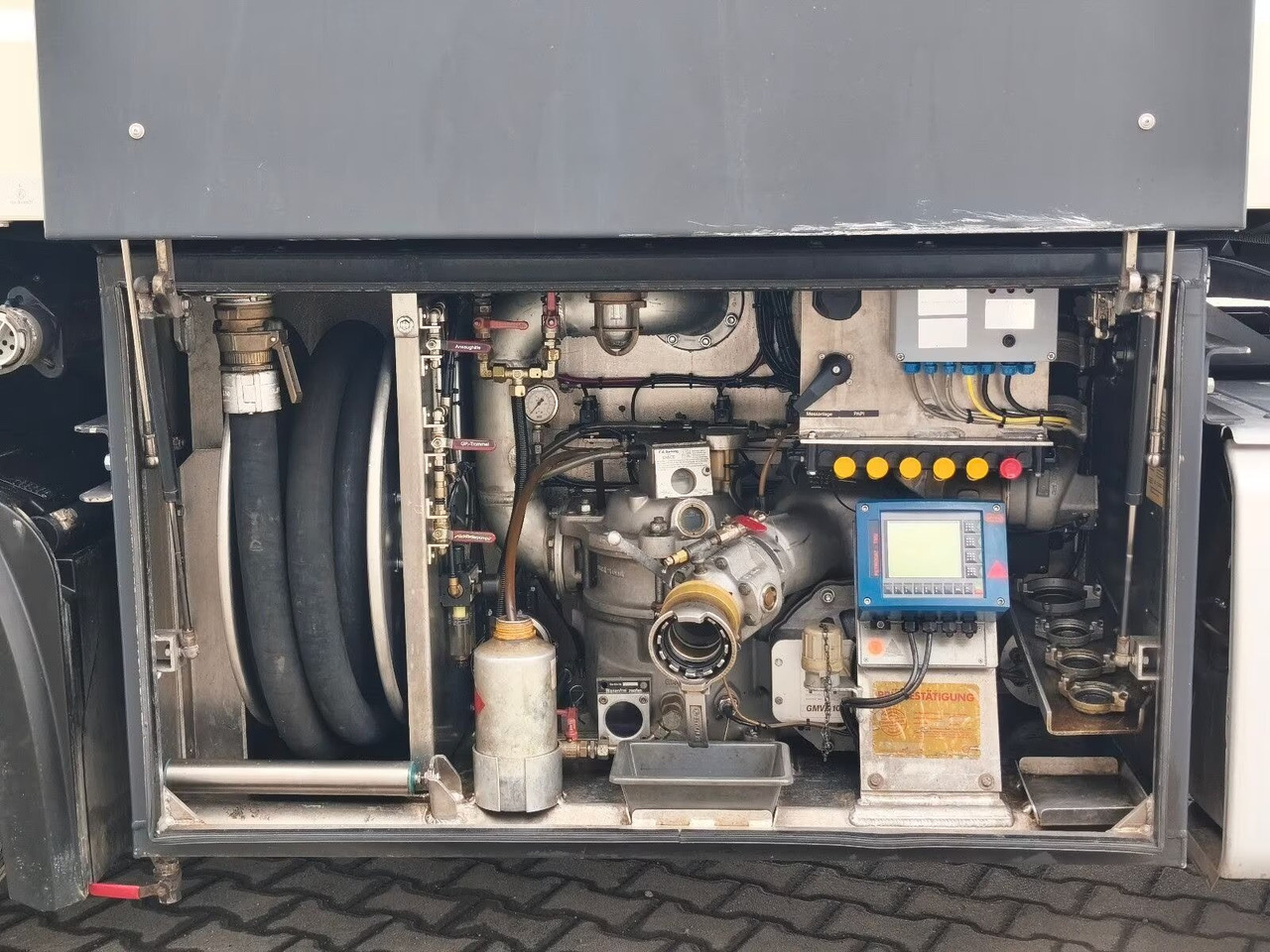 Mercedes-Benz Antos 1843 L 4x2 Antos 1843 L 4x2, Retarder, Navi, Lindner & Fischer, 2 Kammern, ca. 14300l - Tankbil: bilde 5 Mercedes-Benz Antos 1843 L 4x2 Antos 1843 L 4x2, Retarder, Navi, Lindner & Fischer, 2 Kammern, ca. 14300l - Tankbil: bilde 5