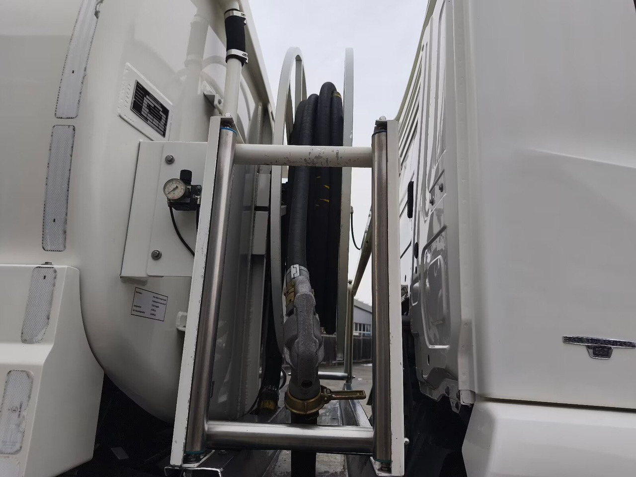 Mercedes-Benz Antos 1843 L 4x2 Antos 1843 L 4x2, Retarder, Navi, Lindner & Fischer, 2 Kammern, ca. 14300l - Tankbil: bilde 3 Mercedes-Benz Antos 1843 L 4x2 Antos 1843 L 4x2, Retarder, Navi, Lindner & Fischer, 2 Kammern, ca. 14300l - Tankbil: bilde 3