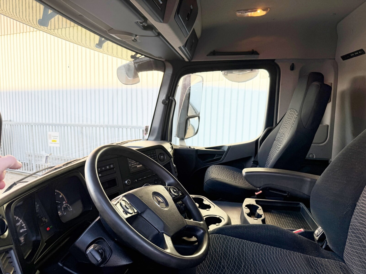 Mercedes-Benz Arocs 3351 AK 6x6 Arocs 3351 AK 6x6, Retarder, Grounder, Motorabtrieb, pneum. Heckklappenöffnung - Tippbil: bilde 4 Mercedes-Benz Arocs 3351 AK 6x6 Arocs 3351 AK 6x6, Retarder, Grounder, Motorabtrieb, pneum. Heckklappenöffnung - Tippbil: bilde 4